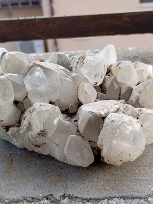 Φυσική κρυσταλλική δρούζα χαλαζία μεταχειρισμένη με κρυστάλλους και μεταλλικές εγκλείσεις