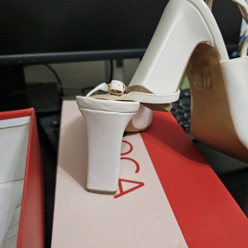 Doca white pointed pumps size 38 like new