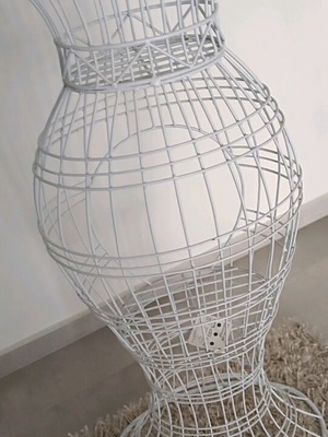 Καλόγερος κούκλα βιτρίνας μεταχειρισμένος, λευκό μέταλλο με 10 θέσεις