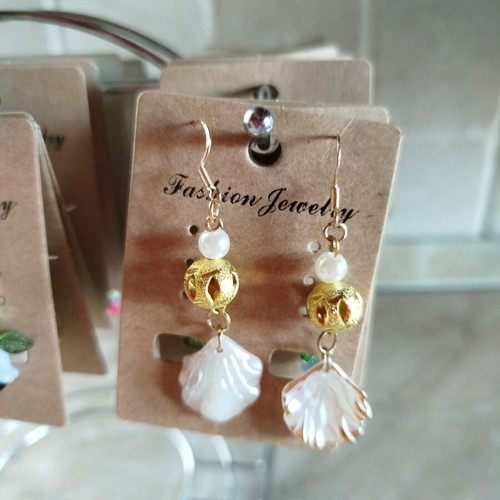 Pearly shell fashion earrings new, white and gold
