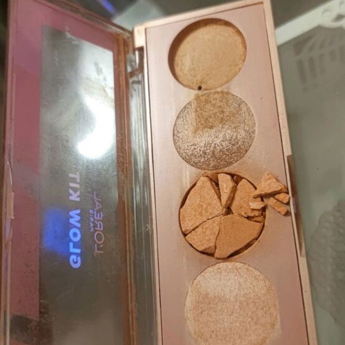 L'Oréal Highlighting Palette Glow Kit with broken and crushed highlighter