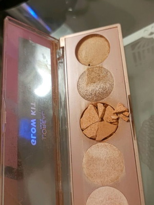 L'Oréal Highlighting Palette Glow Kit with broken and crushed highlighter