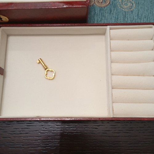 Vintage jewelry box like new with key