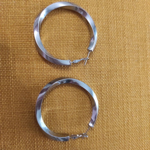 Silver earrings new with twisted design
