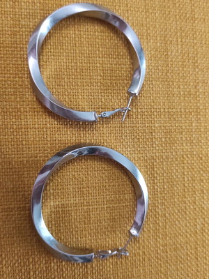 Silver earrings new with twisted design