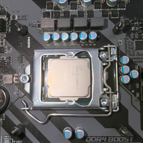 Intel Core i7-7700K processor, Gigabyte Radeon RX 480 4GB, Corsair Vengeance 2x4GB RAM, MSI B250M Bazooka motherboard, liquid cooler