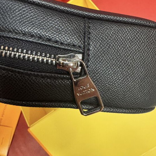 Louis Vuitton Kasai Taiga Leather Clutch Bag new, black