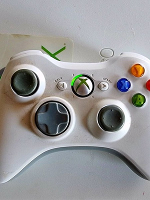 Xbox 360 used with 2 cables, wifi antenna and 3 games
