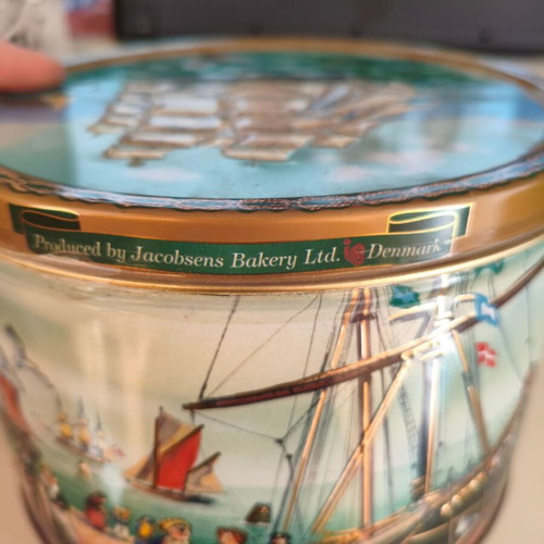Vintage Jacobsen Bakery LTD Denmark tin box 19cm diameter 13cm height like new