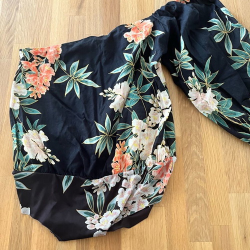 Blouse with one sleeve like new, black, size S