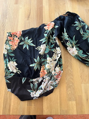 Blouse with one sleeve like new, black, size S