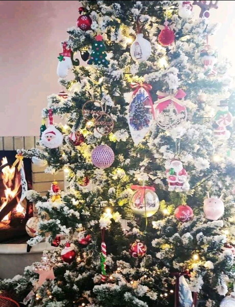 Χριστουγεννιατικο Δεντρο Χιονισμενο