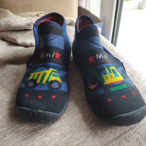 Mini Max slippers size 32 like new, with zipper, black and blue