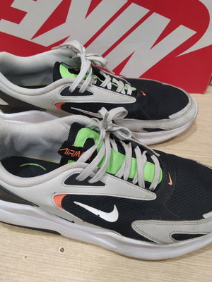 Nike Air Max Bolt men's sneakers like new, size 44, black and white