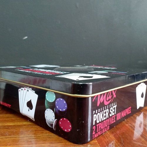 Max Professional XL Poker Set like new with 2 decks and 100 chips