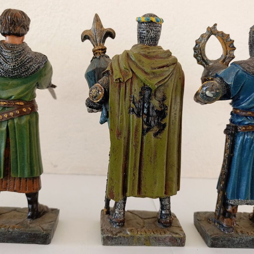 9 Knights used resin figures with detailed design