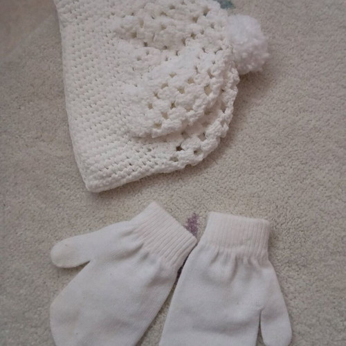 Hat and gloves set for 3 years like new, white