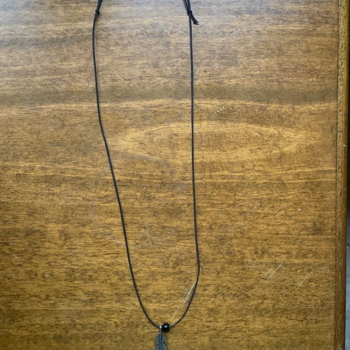 Faux bijoux necklace new with feather