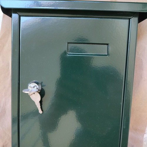 Folder box in excellent condition with keys