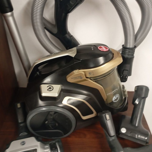 Hoover vacuum cleaner like new, bagless, good working condition