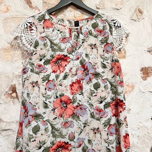 Emery Rose Floral Summer Dress like new with crochet lace sleeves, size S