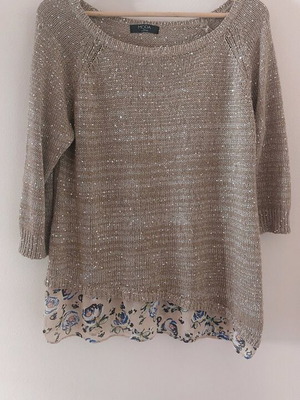 Knitted blouse used with 3/4 sleeves and floral hem, gold color