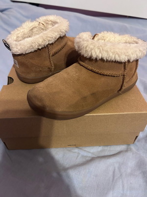 UGG Kinsey children's suede boots used size 30 brown