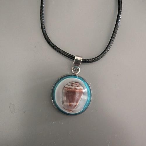 Pendant with real shell