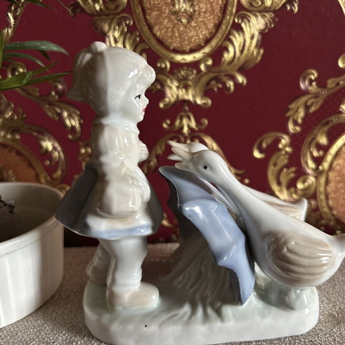 Porcelain Figurine Germain Handgemalt Mother Goose and Girl with Umbrella like new