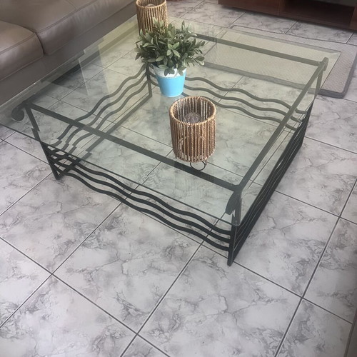 Coffee table like new, wrought iron with glass surface 1m x 1m