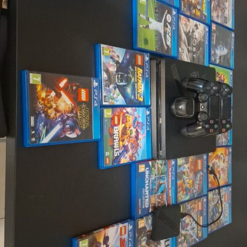 PlayStation 4 PS4 like new with 19 games, 2 controllers and charger