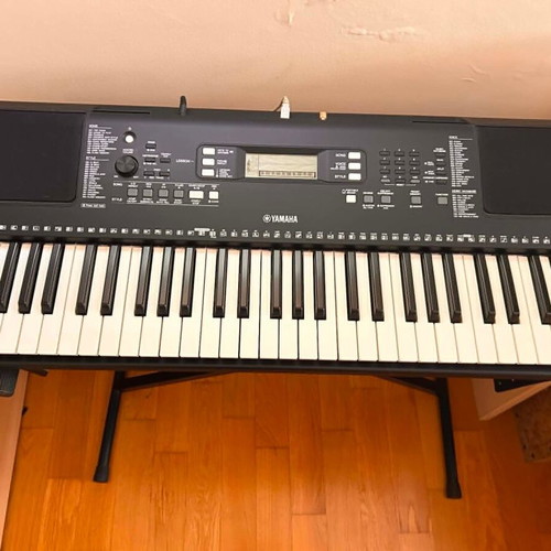 Yamaha PSR-E363 keyboard like new with stand and music rest