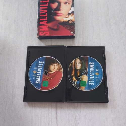 Smallville Season 2 DVD box set like new, 6 discs