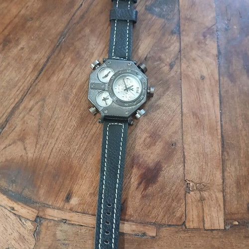 Oulm men's watch like new with leather strap and multiple time zones