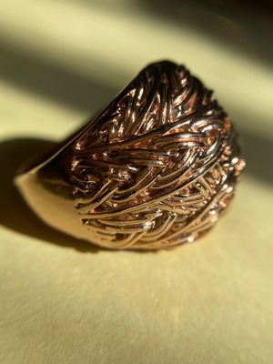Ring with unique design in copper color like new