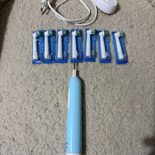 Oral B electric toothbrush with 7 replacement heads and charger