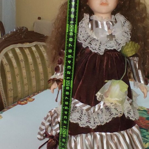 Porcelain dolls set of 3 like new, collectible