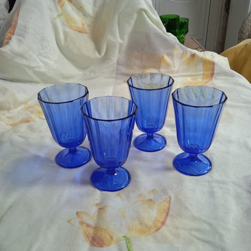 Wine glasses set of 4 like new
