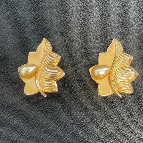 Vintage gold earrings with clip and pearl used