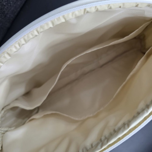 Toiletry bag like new, 28×22 cm, beige with zipper and dividers