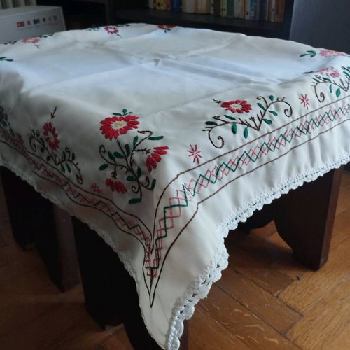 Handmade embroidered table runner 67×67 cm like new, vintage