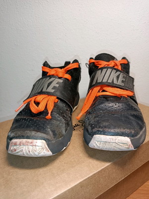 Παπούτσια παιδικά Nike αθλητικά μεταχειρισμένα με φθορές, μέγεθος 34, μαύρα