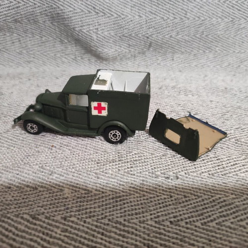 Matchbox ambulance used toy car 8 cm