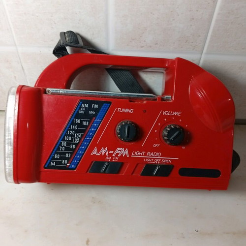 Multifunctional AM/FM Flashlight Radio like new, 1980s