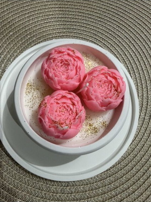 Set of 3 pink flower-shaped decorative candles