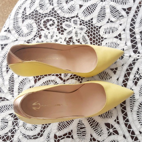 Mourtzi leather pumps size 38 like new, yellow