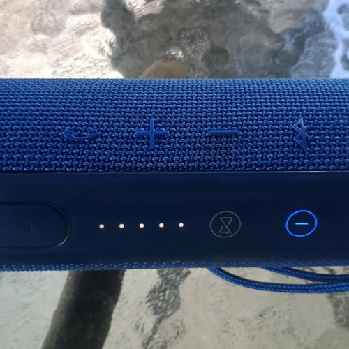 JBL Flip 3 Bluetooth speaker like new, blue color