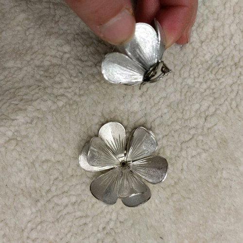 Clip-on earrings new, silver flowers