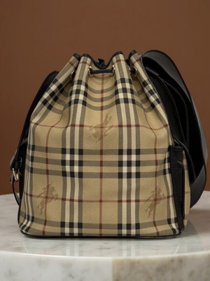 Burberry bucket shoulder bag beige like new