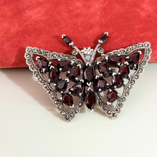 Silver brooch 925 with garnets like new